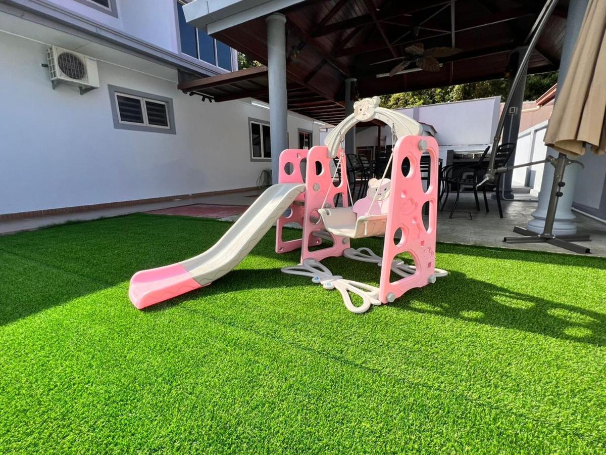 Bearbrick Homestay With Pool Port Dickson Ngoại thất bức ảnh