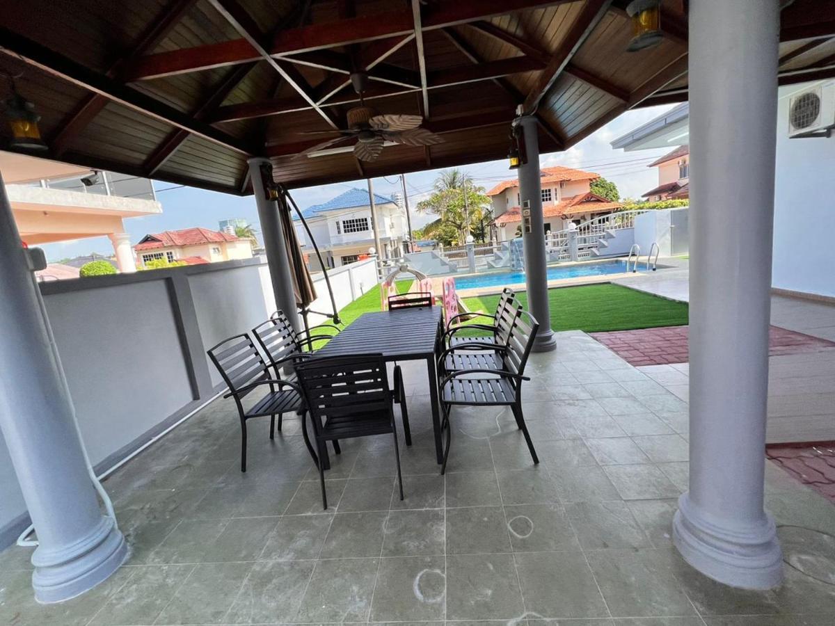 Bearbrick Homestay With Pool Port Dickson Ngoại thất bức ảnh