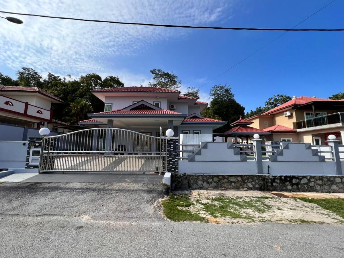 Bearbrick Homestay With Pool Port Dickson Ngoại thất bức ảnh