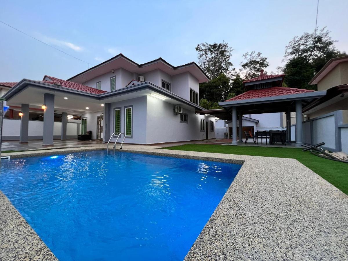Bearbrick Homestay With Pool Port Dickson Ngoại thất bức ảnh